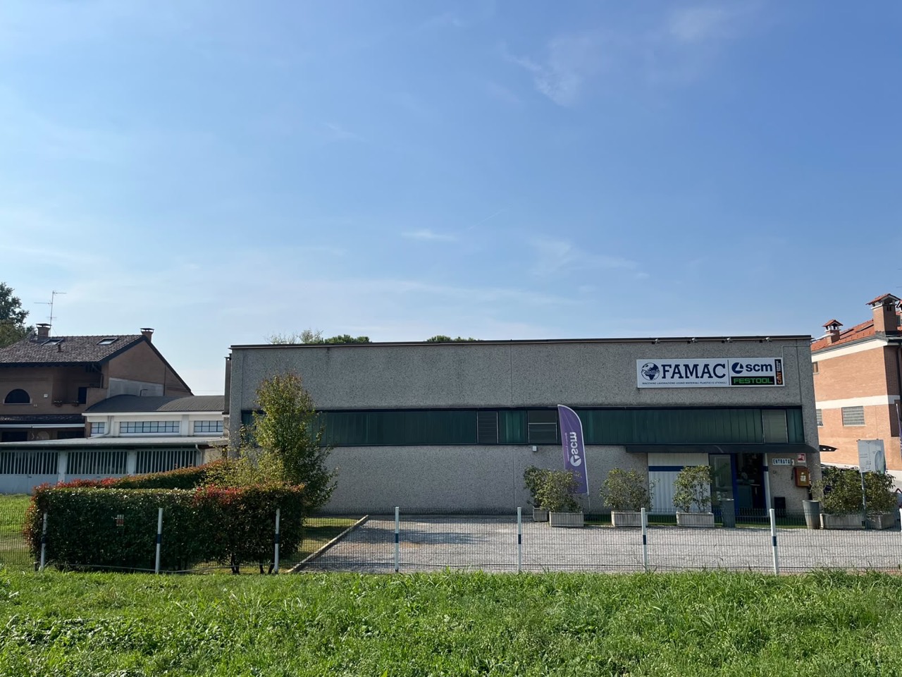 Esterno dello showroom FAMAC Legno con i marchi Festool e SCM ad Agrate Brianza
